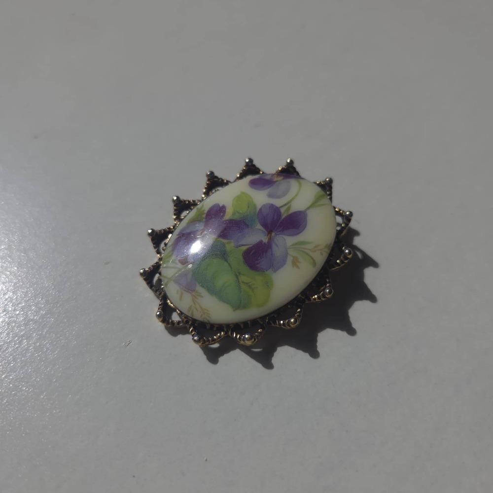 Vintage English Floral Violet Brooch Womens Gold Purple Victorian Style - Picture 5 of 5